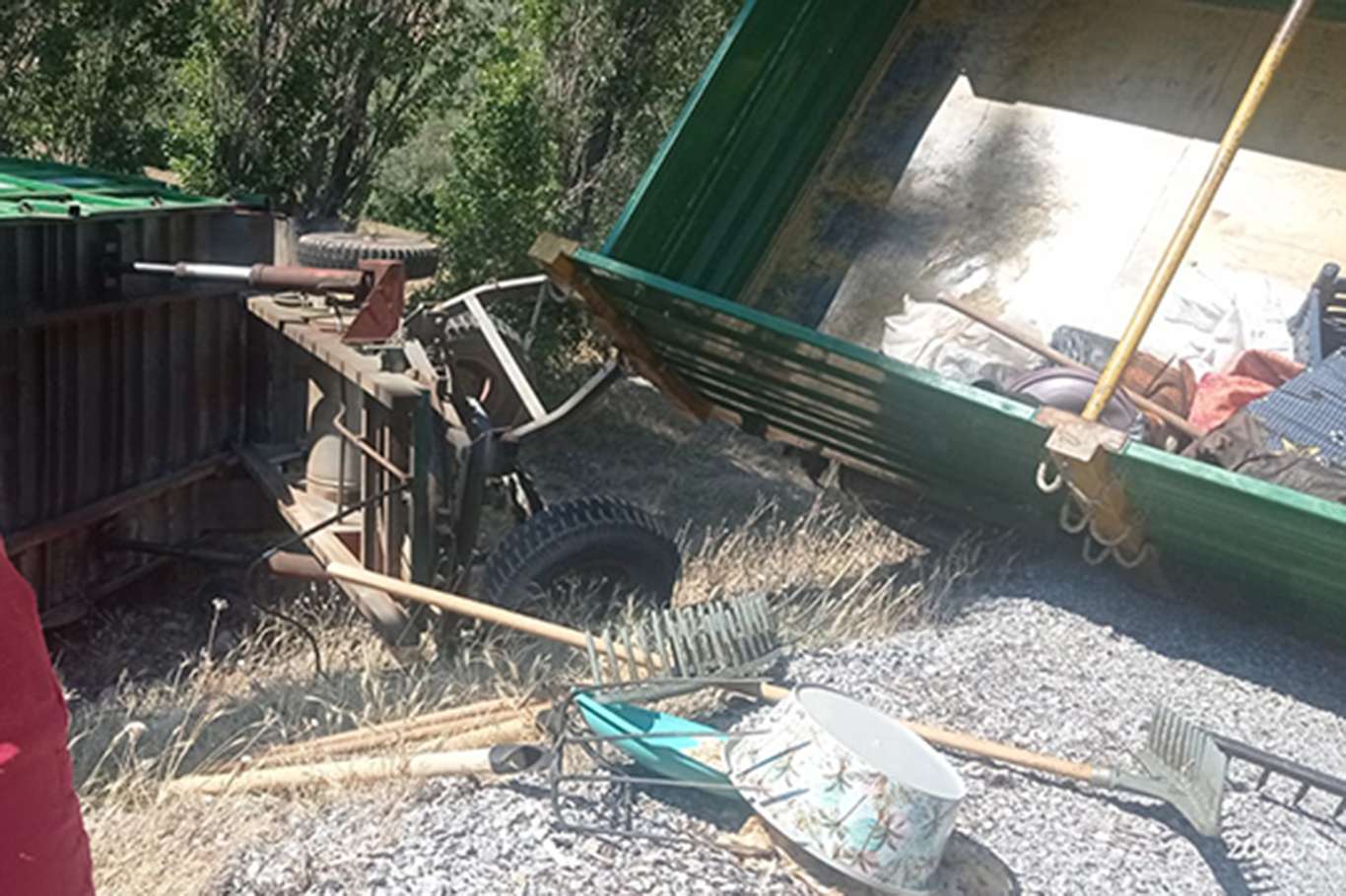 Mevsimlik tarım işçilerini taşıyan traktör devrildi: 4 yaralı Mevsimlik tarım işçilerini taşıyan traktör devrildi: 4 yaralı